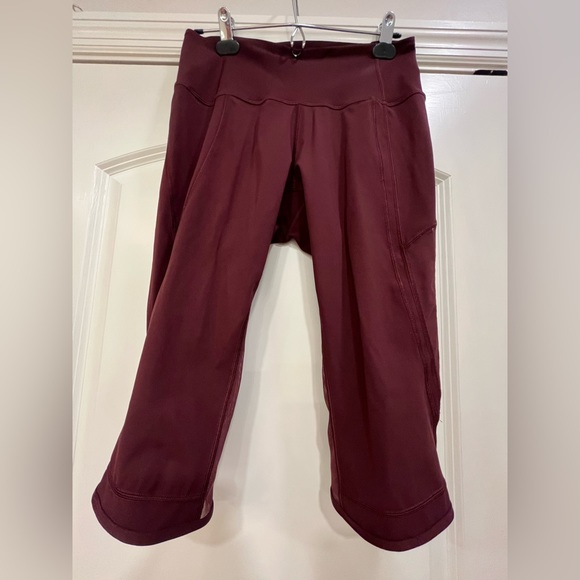 EUC Lululemon crop leggings with mesh detail - Picture 2 of 10